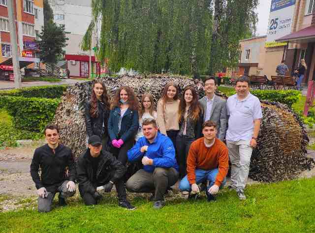 Ректор ТНПУ проф.Богдан Буяк, доц. Володимир Кіцак та студенти-історики на фоні ''замаскованої'' автівки